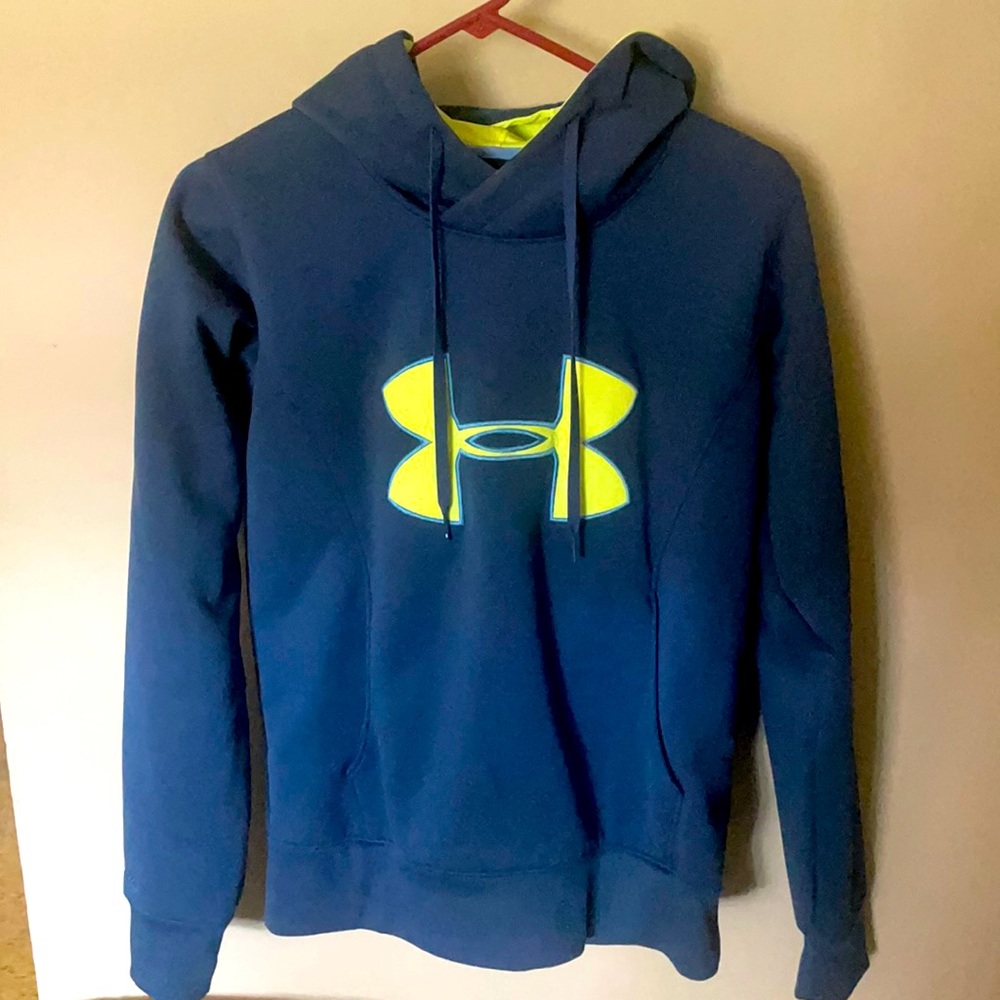 UA women’s hoodie (S)